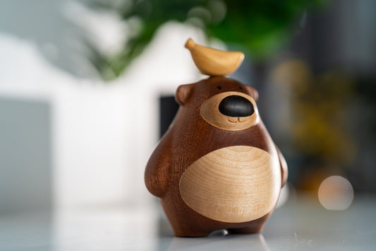 [Cute bear ornaments with magnetic attraction] The combination of light and dark wood tones creates a warm and healing home art collection/gift/ornament decoration